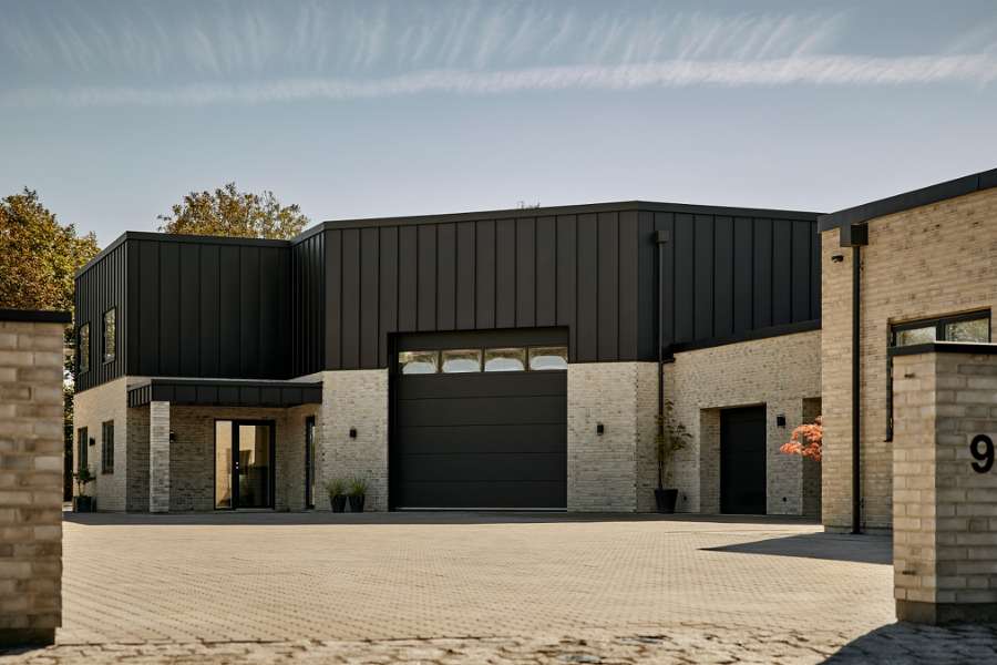 Neues Haus in Esbjerg mit Fassadenverkleidung aus schwarzen Stahlprofilen